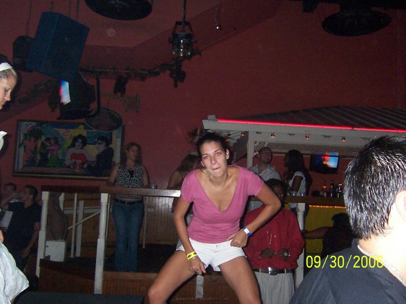 Выпившая сучка позволила кавалеру поиграть с ее писькой 7 фотография Выпившая сучка позволила кавалеру поиграть с ее писькой 7 фотография