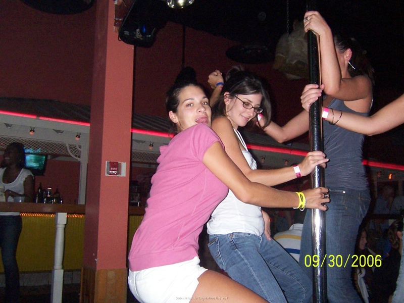 Выпившая сучка позволила кавалеру поиграть с ее писькой 12 фотография Выпившая сучка позволила кавалеру поиграть с ее писькой 12 фотография