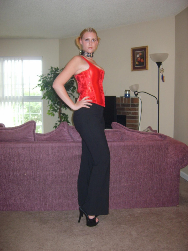 Стерва с пирсингом в пупке сверкает писькой у дивана 1 фотография Стерва с пирсингом в пупке сверкает писькой у дивана 1 фотография