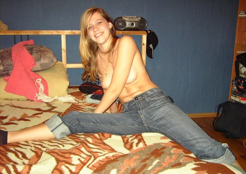 Хрупкая баловница оголилась перед избранником 3 фотография Хрупкая баловница оголилась перед избранником 3 фотография