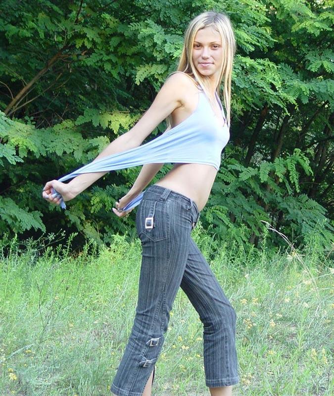 Длинноногая сучка избавилась от одеяния на природе 7 фотография Длинноногая сучка избавилась от одеяния на природе 7 фотография