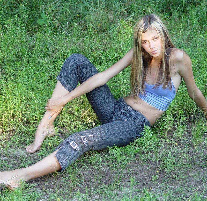 Длинноногая сучка избавилась от одеяния на природе 2 фотография Длинноногая сучка избавилась от одеяния на природе 2 фотография