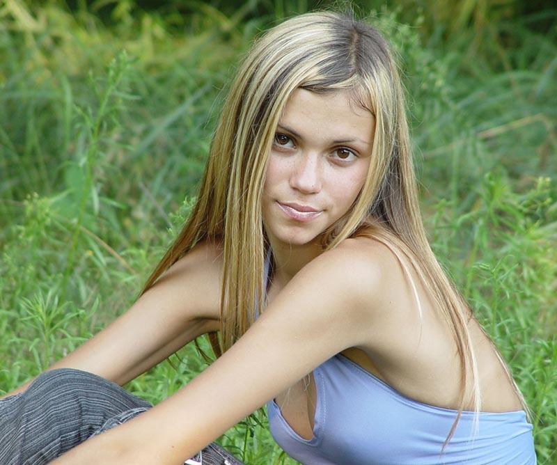 Длинноногая сучка избавилась от одеяния на природе 1 фотография Длинноногая сучка избавилась от одеяния на природе 1 фотография