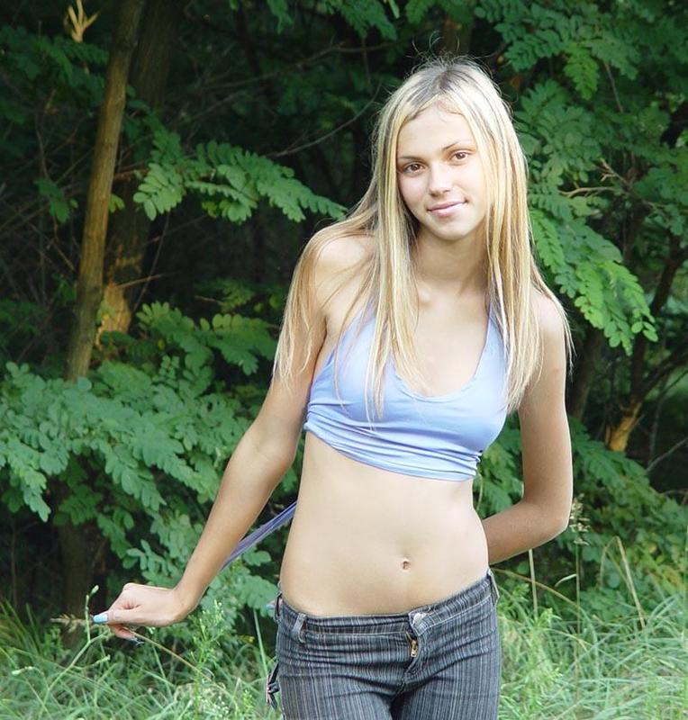 Длинноногая сучка избавилась от одеяния на природе 6 фотография Длинноногая сучка избавилась от одеяния на природе 6 фотография