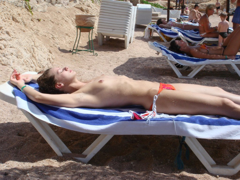 Худощавая красотка разделась на пляже 3 фотография Худощавая красотка разделась на пляже 3 фотография