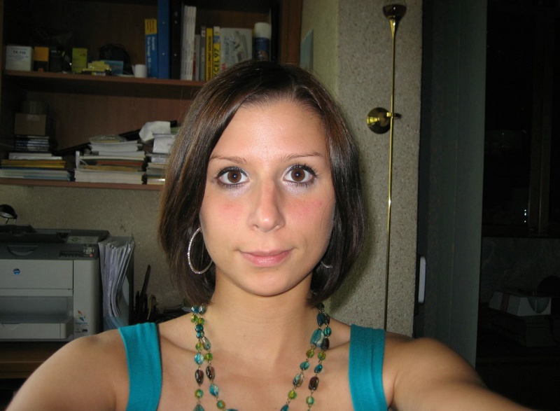 Пышногрудая брюнетка осталась в одних трусиках 2 фотография Пышногрудая брюнетка осталась в одних трусиках 2 фотография