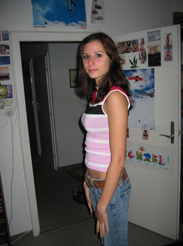 Пышногрудая брюнетка осталась в одних трусиках 1 фотография Пышногрудая брюнетка осталась в одних трусиках 1 фотография