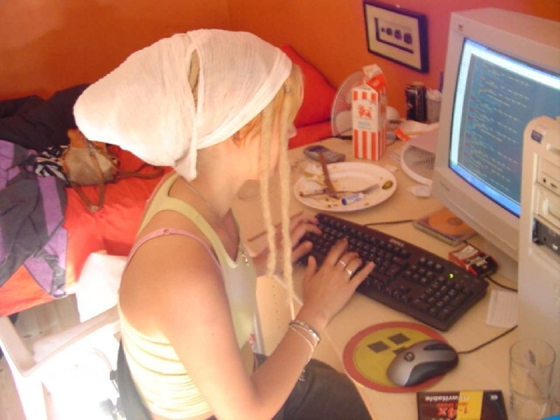 Галя расставила ножки и отставила щелку 3 фотография Галя расставила ножки и отставила щелку 3 фотография