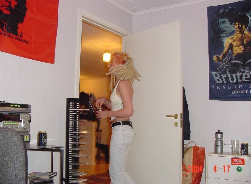 Галя расставила ножки и отставила щелку 2 фотография Галя расставила ножки и отставила щелку 2 фотография