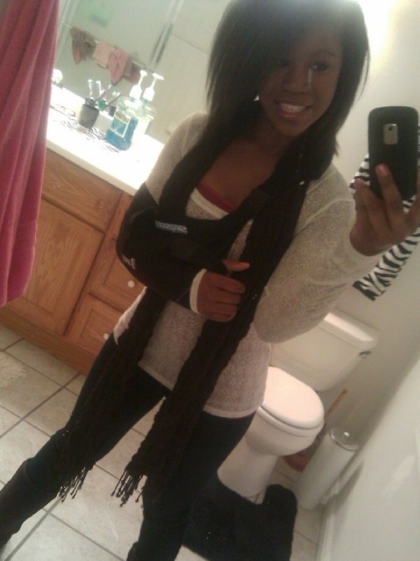 Красивая негритянка делает селфи перед зеркалом 3 фотография Красивая негритянка делает селфи перед зеркалом 3 фотография