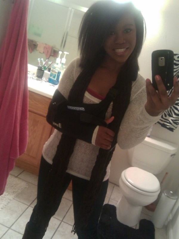 Красивая негритянка делает селфи перед зеркалом 2 фотография Красивая негритянка делает селфи перед зеркалом 2 фотография