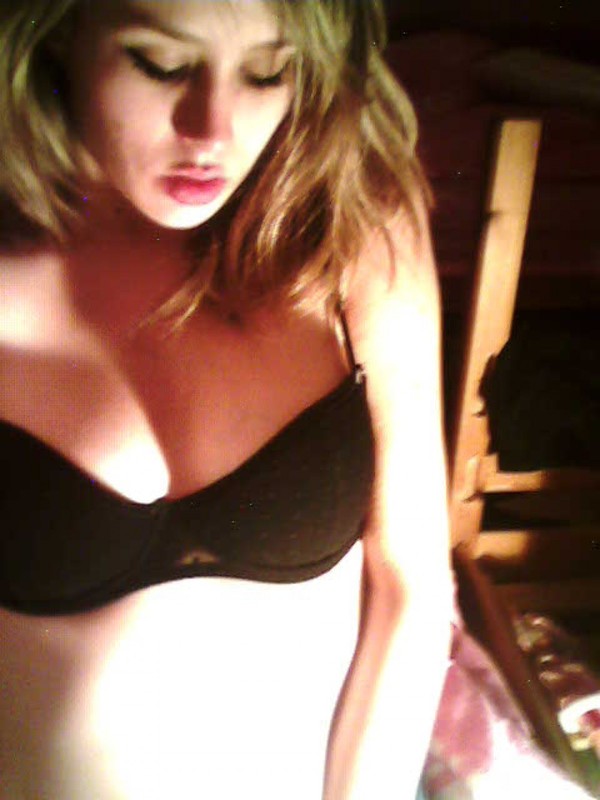 Разгоряченная секретарша обнажилась перед начальником 9 фотография Разгоряченная секретарша обнажилась перед начальником 9 фотография