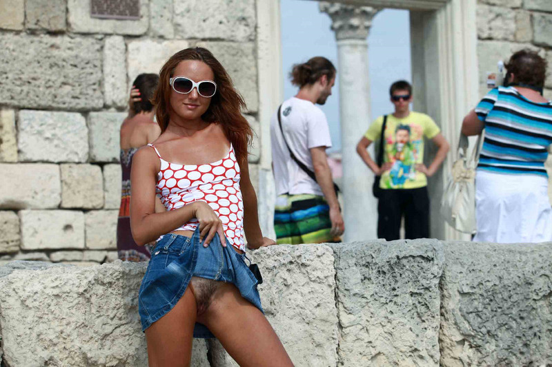 Загорелая шалунья публично показывает мохнатую пилотку 5 фотография Загорелая шалунья публично показывает мохнатую пилотку 5 фотография