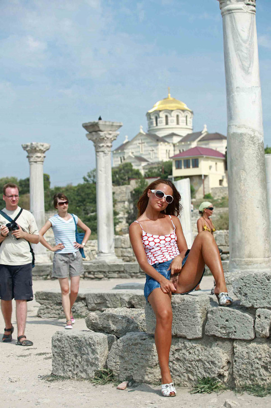 Загорелая шалунья публично показывает мохнатую пилотку 2 фотография Загорелая шалунья публично показывает мохнатую пилотку 2 фотография