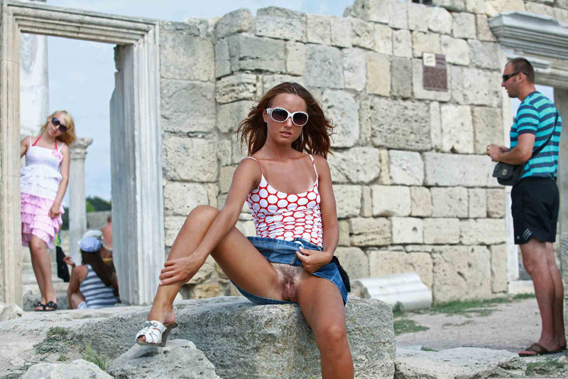 Загорелая шалунья публично показывает мохнатую пилотку 4 фотография Загорелая шалунья публично показывает мохнатую пилотку 4 фотография