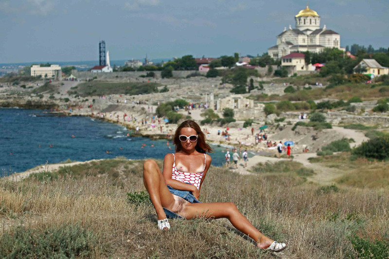 Загорелая шалунья публично показывает мохнатую пилотку 12 фотография Загорелая шалунья публично показывает мохнатую пилотку 12 фотография