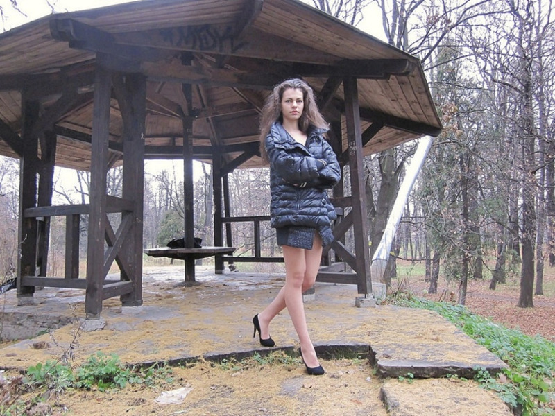 Неистовая студентка проветрила прелести в беседке 10 фотография Неистовая студентка проветрила прелести в беседке 10 фотография