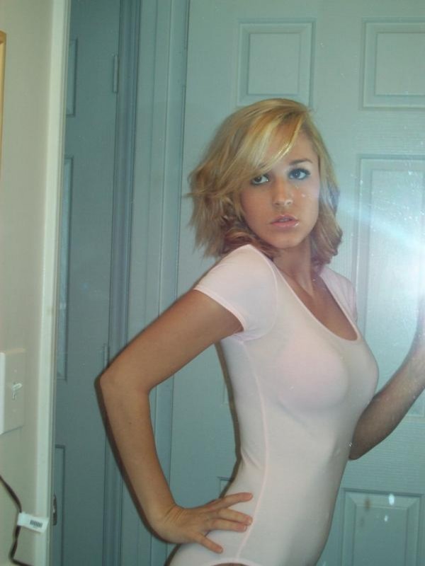 Стройная милашка блистает сиськами в ванной 10 фотография Стройная милашка блистает сиськами в ванной 10 фотография