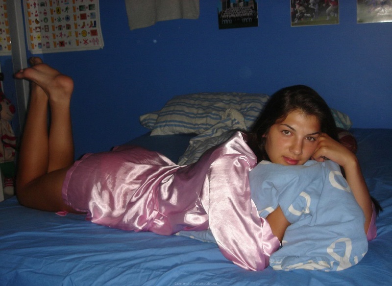 Привлекательная стройняшка примеряет свои наряды 3 фотография Привлекательная стройняшка примеряет свои наряды 3 фотография