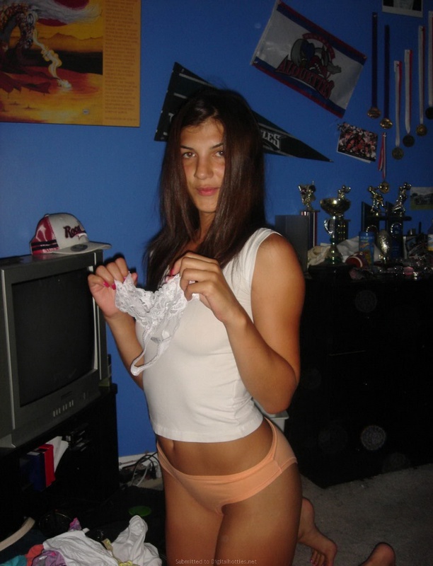 Привлекательная стройняшка примеряет свои наряды 12 фотография Привлекательная стройняшка примеряет свои наряды 12 фотография