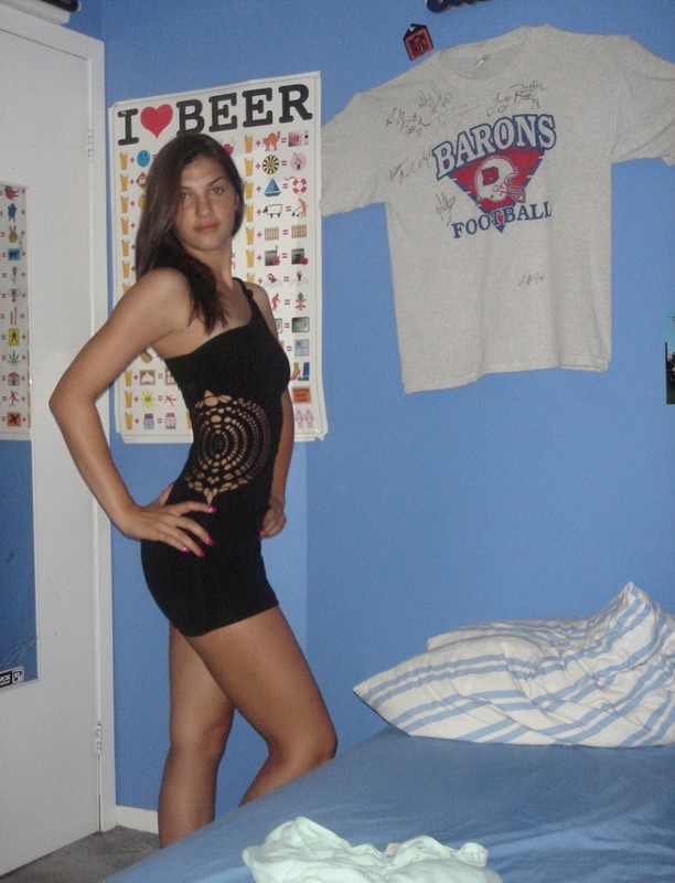 Привлекательная стройняшка примеряет свои наряды 6 фотография Привлекательная стройняшка примеряет свои наряды 6 фотография