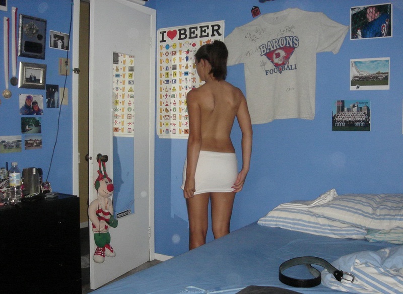 Привлекательная стройняшка примеряет свои наряды 16 фотография Привлекательная стройняшка примеряет свои наряды 16 фотография