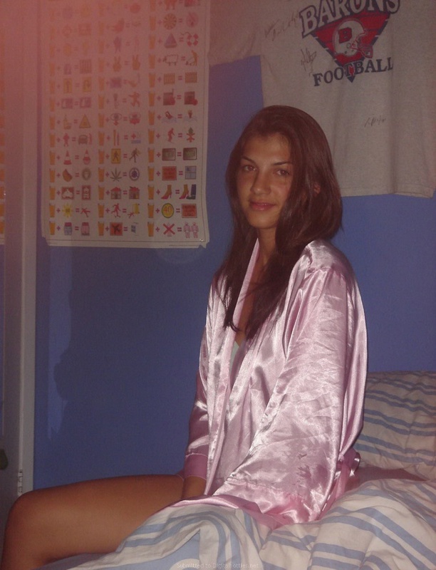 Привлекательная стройняшка примеряет свои наряды 2 фотография Привлекательная стройняшка примеряет свои наряды 2 фотография