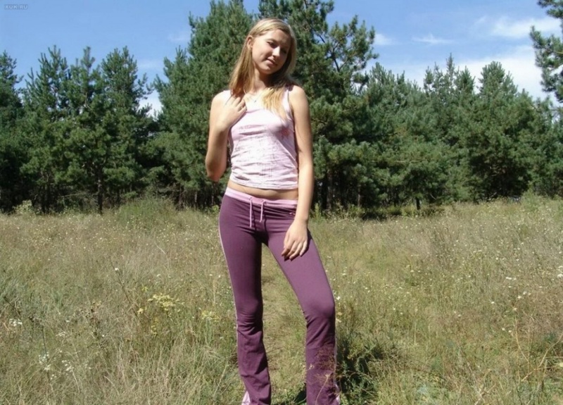 Стройняшка удовлетворяет себя пальчиками на природе 1 фотография Стройняшка удовлетворяет себя пальчиками на природе 1 фотография