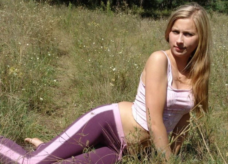 Стройняшка удовлетворяет себя пальчиками на природе 3 фотография Стройняшка удовлетворяет себя пальчиками на природе 3 фотография