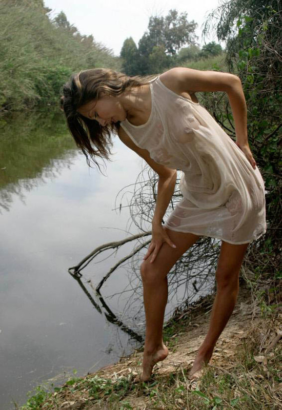 Стройняшка искушает избранника на водоеме 14 фотография Стройняшка искушает избранника на водоеме 14 фотография