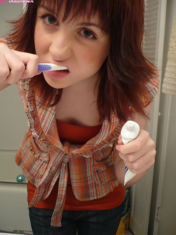 Распутница забавляется с интимными игрушками 20 фотография Распутница забавляется с интимными игрушками 20 фотография