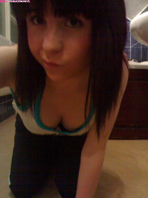 Распутница забавляется с интимными игрушками 5 фотография Распутница забавляется с интимными игрушками 5 фотография