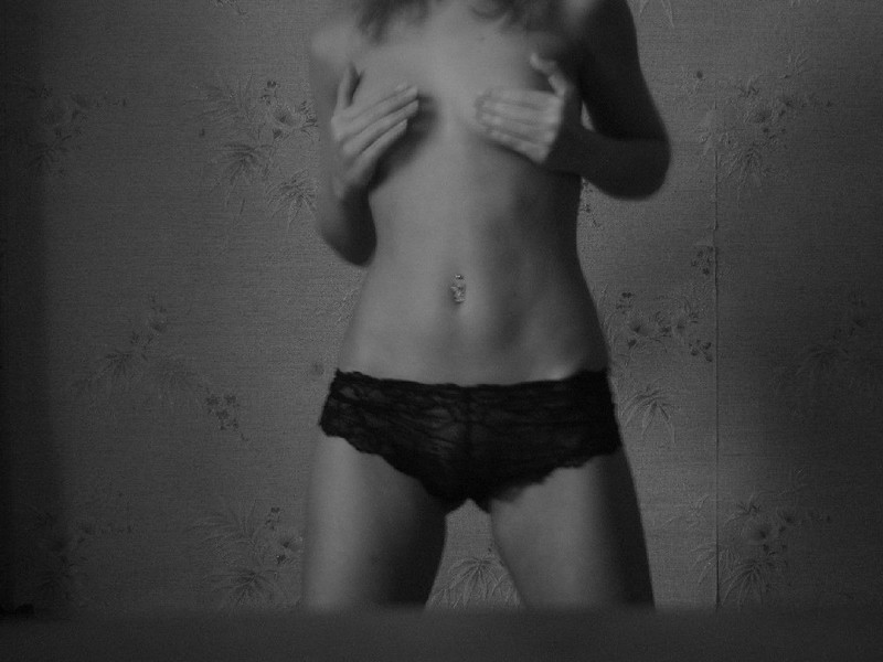 Стройная сучка позирует на стуле 1 фотография