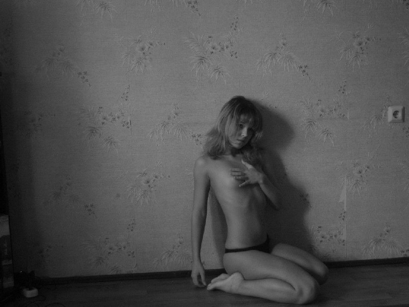 Стройная сучка позирует на стуле 5 фотография