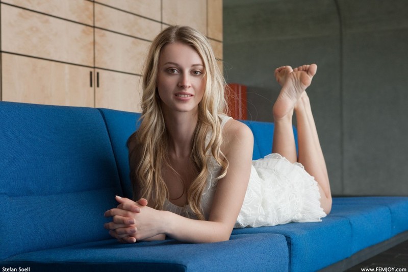 Милая дива осталась обнаженной в ожидании поезда 2 фотография Милая дива осталась обнаженной в ожидании поезда 2 фотография