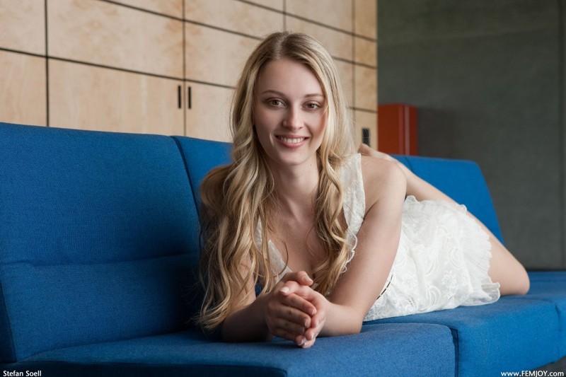 Милая дива осталась обнаженной в ожидании поезда 1 фотография Милая дива осталась обнаженной в ожидании поезда 1 фотография