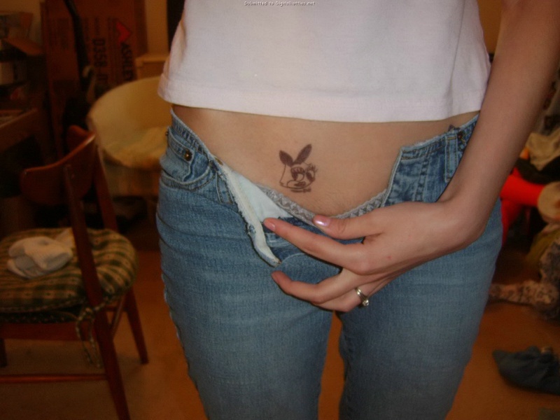 Худощавая гимнастка разделась на диване 2 фотография Худощавая гимнастка разделась на диване 2 фотография