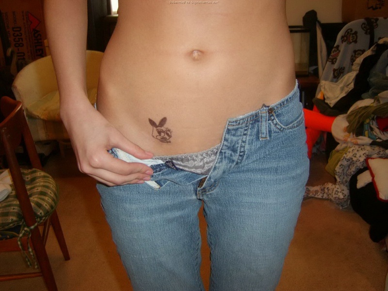 Худощавая гимнастка разделась на диване 1 фотография Худощавая гимнастка разделась на диване 1 фотография