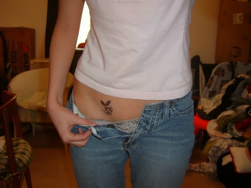 Худощавая гимнастка разделась на диване 3 фотография Худощавая гимнастка разделась на диване 3 фотография