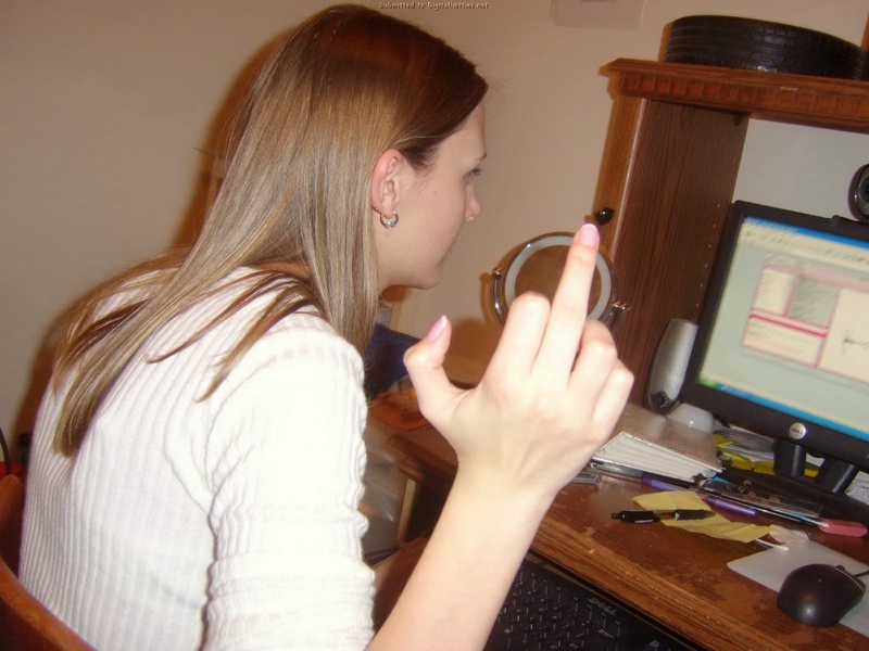 Худощавая гимнастка разделась на диване 6 фотография Худощавая гимнастка разделась на диване 6 фотография