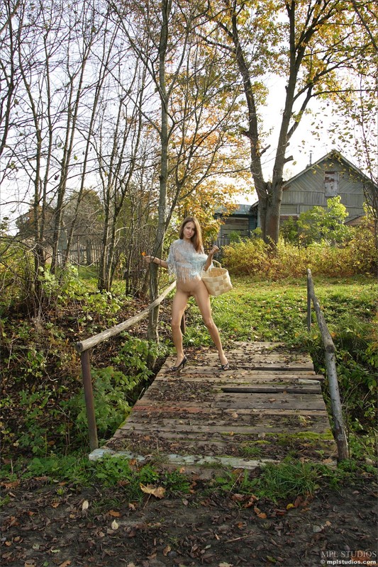 Сельская красавица показывает прелести на природе 4 фотография Сельская красавица показывает прелести на природе 4 фотография