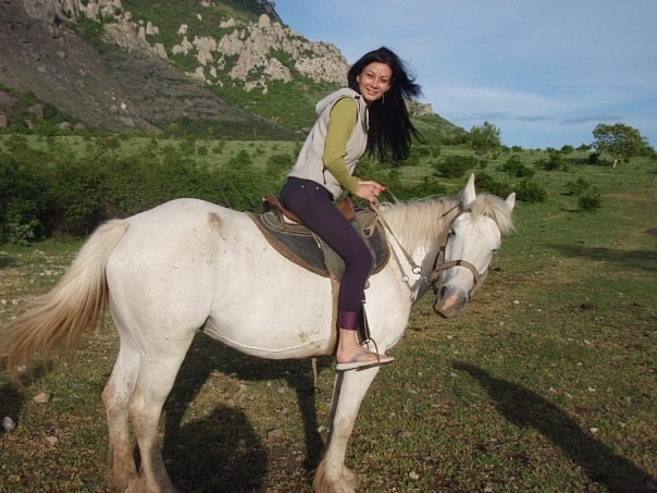 Стройная мамзель расслабляется на диком пляже 1 фотография Стройная мамзель расслабляется на диком пляже 1 фотография