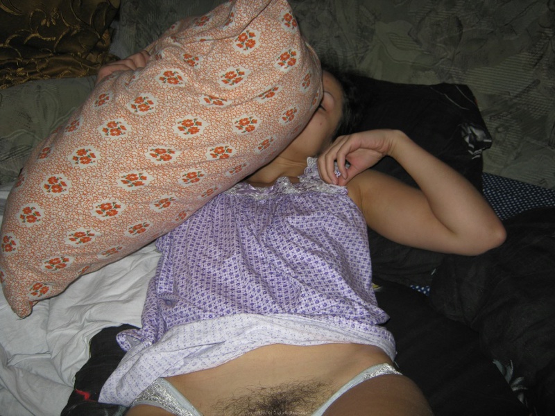 Ненасытная брюнетка показывает супругу пилотку 11 фотография Ненасытная брюнетка показывает супругу пилотку 11 фотография