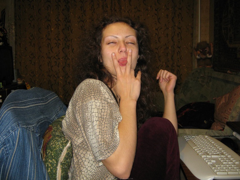 Ненасытная брюнетка показывает супругу пилотку 33 фотография Ненасытная брюнетка показывает супругу пилотку 33 фотография