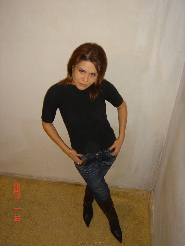 Мамаша с красивой задницей стоит в белье у стенки 9 фотография Мамаша с красивой задницей стоит в белье у стенки 9 фотография