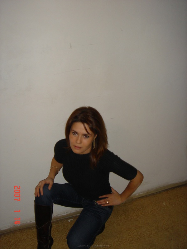 Мамаша с красивой задницей стоит в белье у стенки 4 фотография Мамаша с красивой задницей стоит в белье у стенки 4 фотография