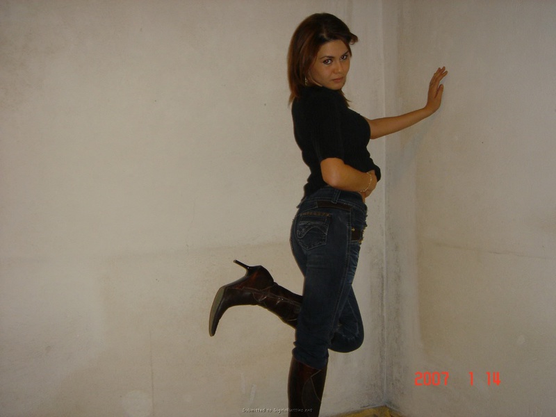 Мамаша с красивой задницей стоит в белье у стенки 8 фотография Мамаша с красивой задницей стоит в белье у стенки 8 фотография