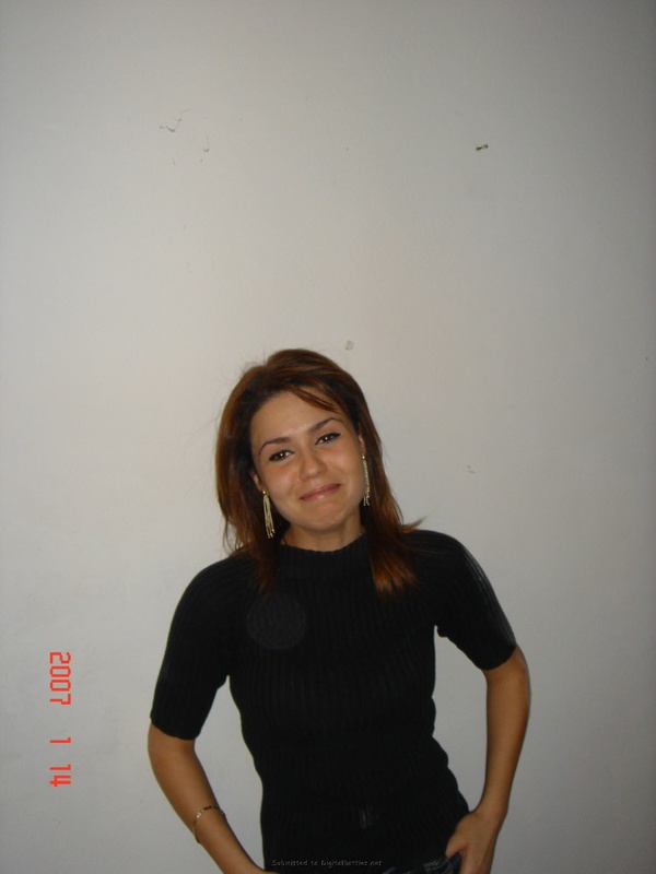 Мамаша с красивой задницей стоит в белье у стенки 3 фотография Мамаша с красивой задницей стоит в белье у стенки 3 фотография