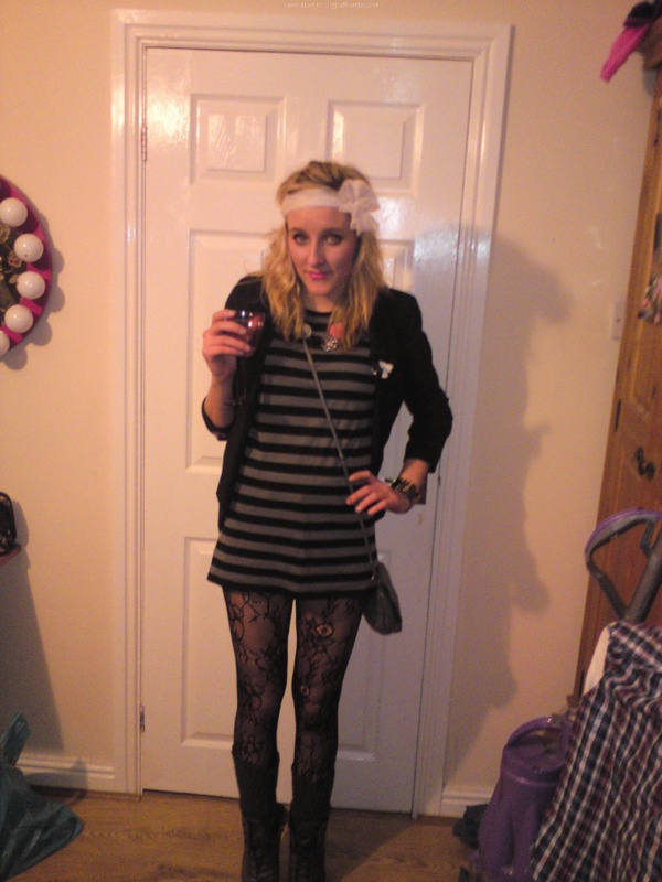 Распущенная блондинка демонстрирует попку 11 фотография Распущенная блондинка демонстрирует попку 11 фотография