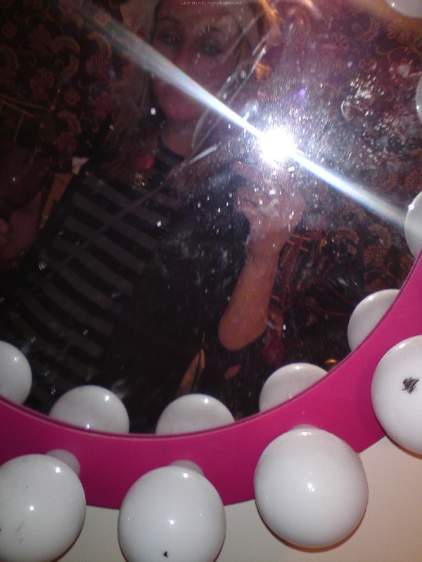 Распущенная блондинка демонстрирует попку 12 фотография Распущенная блондинка демонстрирует попку 12 фотография